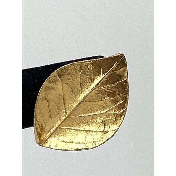 Crown Trifary Clip Ons Earrings Gold Tone Leaves Signed Vintage - Picture 8 of 16